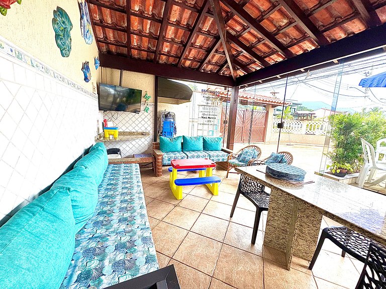 Conforto, piscina e vista incrível na praia