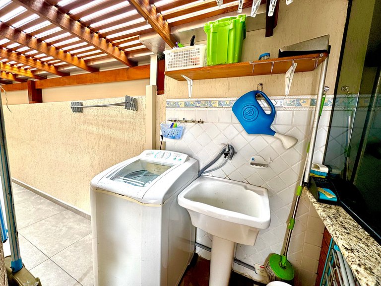 Conforto, piscina e vista incrível na praia