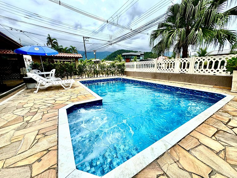 Conforto, piscina e vista incrível na praia