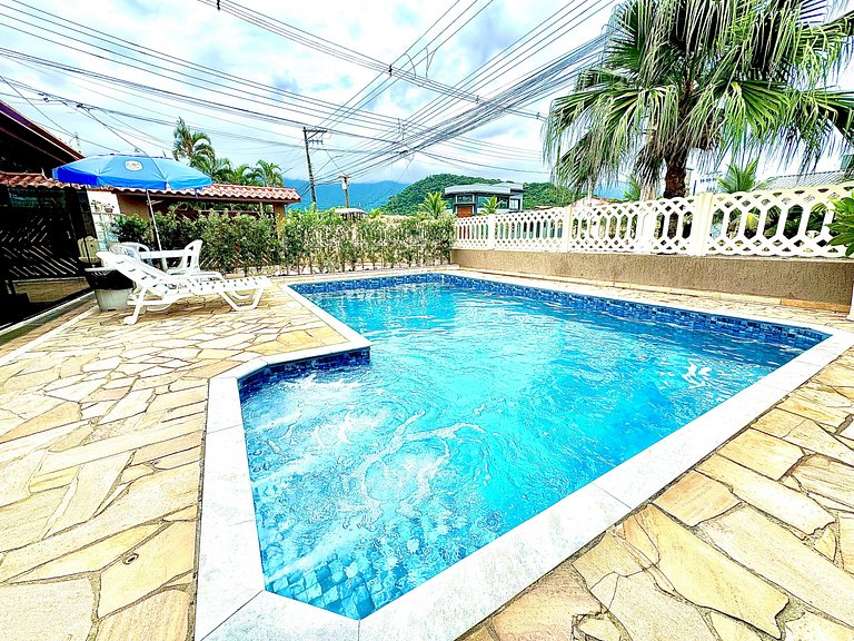 Conforto, piscina e vista incrível na praia