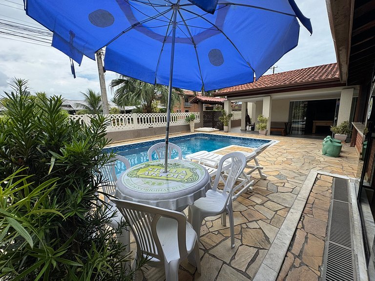 Conforto, piscina e vista incrível na praia